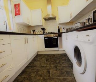 6 bedroom Flat in Otley Road, Leeds - Photo 3