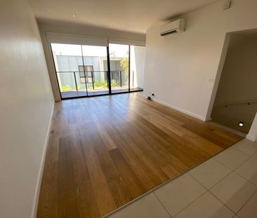 8 Tea Tree Lane, Burwood, Vic 3125 - Photo 5