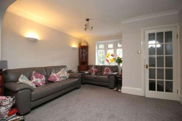 Egham Hill, Egham, TW20 - Photo 1