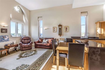 An elegant two bedroom apartment in a prestigious Grade II listed building - Photo 2