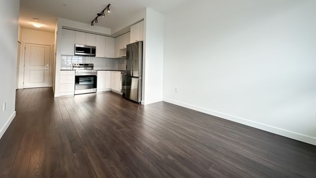 Modern 2 Bedroom + Den Condo With Luxury Amenities And Prime Location. - Photo 1