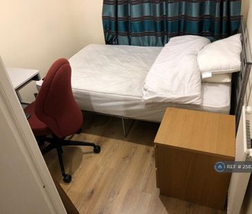 4 bedroom semi-detached house to rent - Photo 3