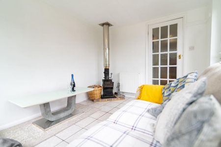 4 bedroom detached house to rent - Photo 3