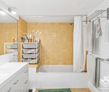 Stunning Views - Massive Balcony - Beautiful Apartment - Photo 6