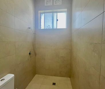 Ultimate Convenience 3 Bedroom House in prime location - Photo 3