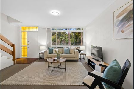 Bright & Sunny Two bedroom Townhouse with Double lockup garage - Photo 2