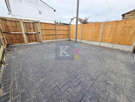 Marshall Drive, Hayes, UB4 - Photo 3