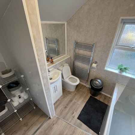 1 bedroom in a house share to rent - Photo 4