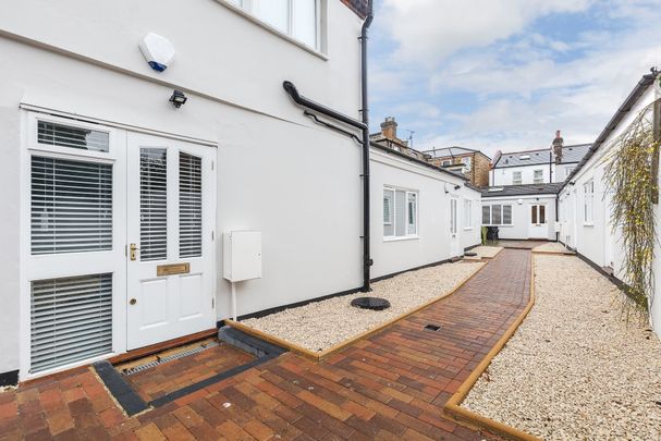 High Spec Unique Conversion in a Secluded Mews with Courtyard to Rent in Twickenham. No parking. - Photo 1