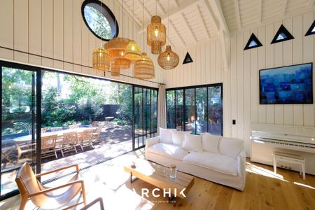 Architecture traditionnelle inspirée par des archétypes régionaux, cette maison de 125 m2 signée BLANC ROUGE ARCHITECTURE entièrement réalisée en bois s'inscrit sur un terrain arboré de 727 m2 avec piscine, dans une rue calme du Pyla et à proximité de la plage. - Photo 5