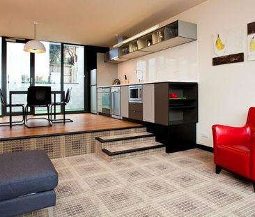 Stunning Inner City Living - fully furnished - Photo 2