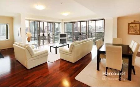 Spacious Apartment In Prime Location - Photo 4