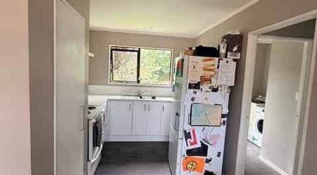 Sunny 3-Bedroom Home with Great Outdoor Living - Photo 5