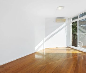 Ground Floor Apartment With Courtyard! - Photo 2