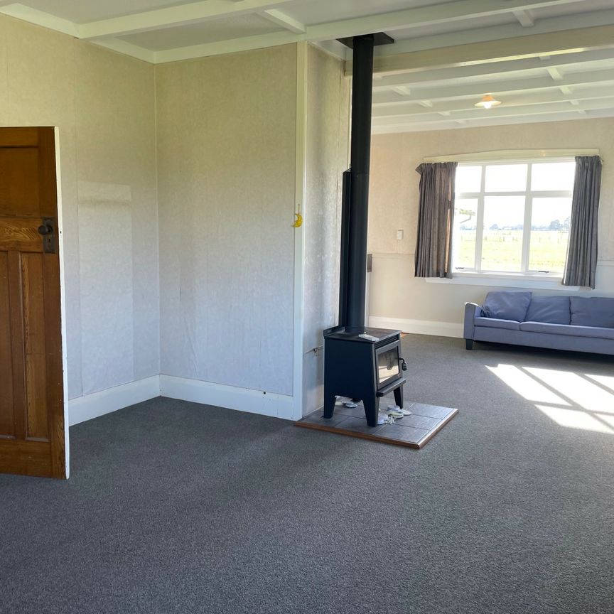 Peaceful Rural Living Just Minutes from Town - Short term only - Photo 1