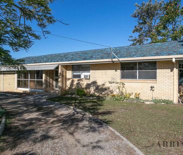 Sprawling lowset home - Photo 3