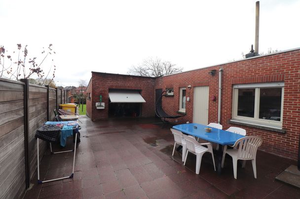 Een ruim woonhuis - halfopen bebouwing - met garage en tuin. - Foto 1