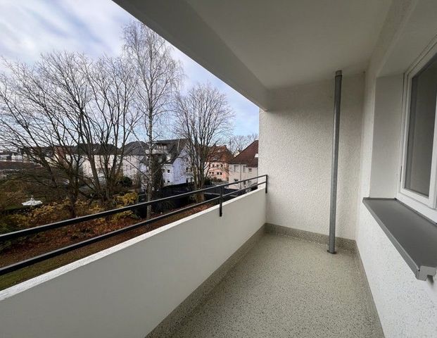 Helle, frisch modernisierte 2-Zimmer-Wohnung mit Balkon und Aufzug (2. OG) - Photo 1
