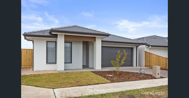 5 BEDROOM FAMILY HOME IN OORANYA ESTATE - Photo 1