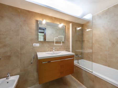 Excellent 4 Bedroom apartment for rent in El Pla del Real, Valencia - Photo 5