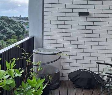 Sunny Apartment with Pool - Photo 4