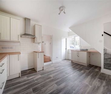 A charming Victorian cottage with garden and parking. - Photo 5