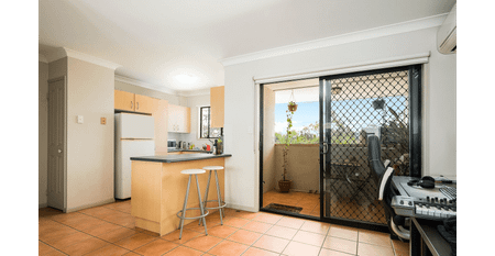 Top-Floor Retreat with Sweeping views of City & Story Bridge! - Photo 3