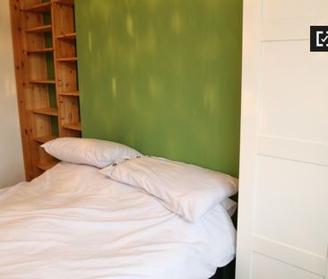 Room in 4-bedroom apartment in North Central Area, Dublin - Photo 3