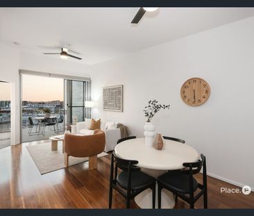 Top-Floor Apartment in the Heart of West End - Unfurnished - Photo 1