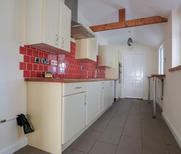 3 bedroom semi-detached house to rent - Photo 6