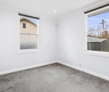 Modern Cottage Retreat in a Quiet Narrabundah Street - Photo 4