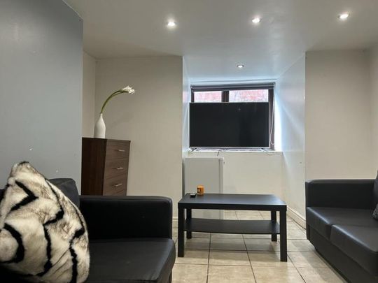 6 bedroom terraced house to rent - Photo 1