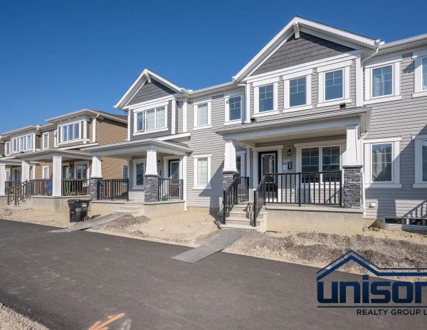 Unison Brand-New 3-Bedroom Townhouse with Double Garage — 3 Bedrooms Townhouse - Photo 1