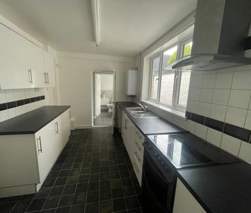 A large three-bedroom terraced house. Offering an ideal family home... - Photo 5