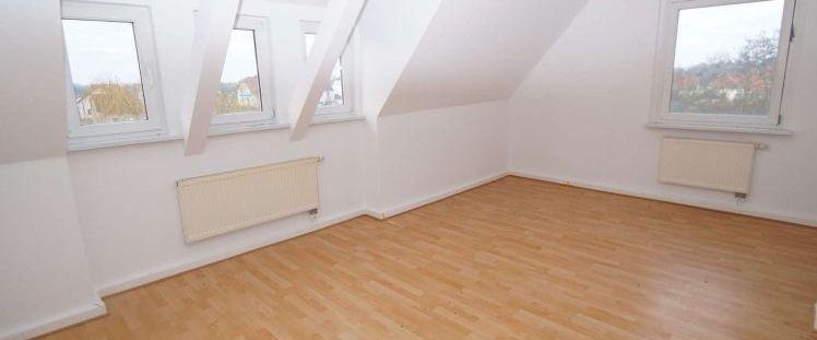 3-Zimmer-Wohnung im Dachgeschoß mit separater Küche und Dusche, renoviert, ab sofort - Foto 1