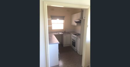 For Rent - One Bedroom Semi House with Parking - Photo 2