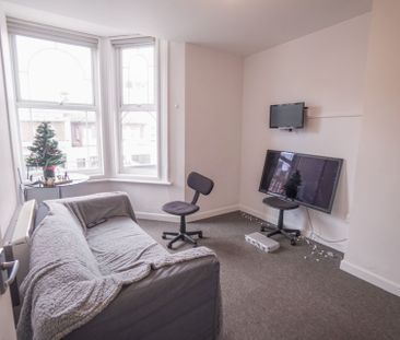 3 Bedroom Flat To Rent in Lansdowne - £1,350 pcm Tenancy Info - Photo 1