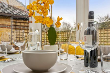 High quality house share - with separate WFH Office - in the Leisure Village, close to town centre and train station Daley - Photo 3