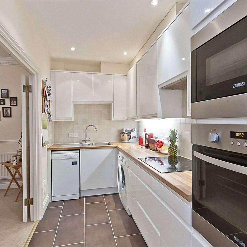 A spacious luxury one bedroom apartment in a well regarded private gated development with off-street parking. - Photo 1