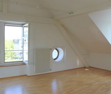 Sunny and renovated 2.5-room penthouse apartment with a view in Basel - Photo 5
