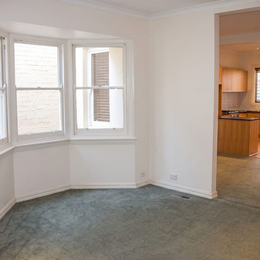 Two-Bedroom Apartment Moments from Albert Park Lake - Photo 1