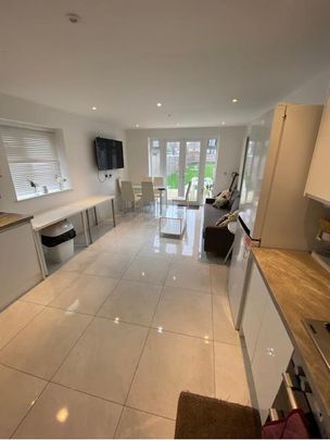 5 bedroom semi-detached house to rent - Photo 1