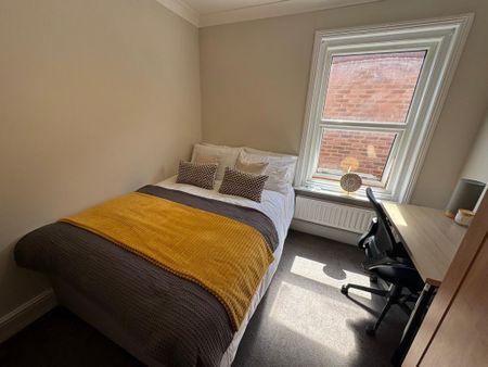 4 bedroom semi-detached house to rent - Photo 3