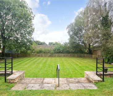 Handsome Farmhouse in the Quaint Village of Maugersbury. - Photo 3