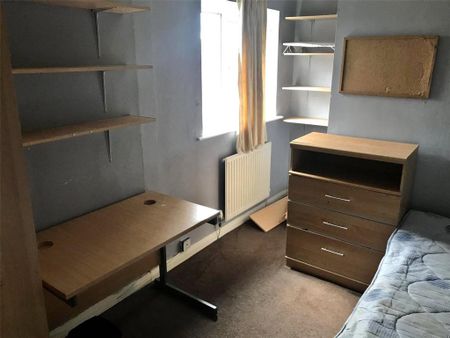 4 bedroom flat to rent - Photo 2