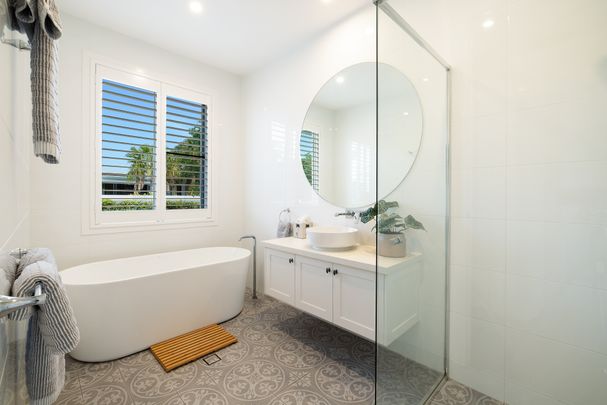 9 Eagle Avenue, Burleigh Waters QLD 4220 - House For Rent | Domain - Photo 1