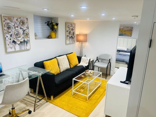 For Lease - 12 KIMBERLEY Avenue Unit# UNIT B, Toronto, Ontario - Photo 1