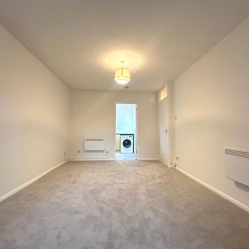 Gunnersbury Gardens, Acton, W3, London - Photo 1