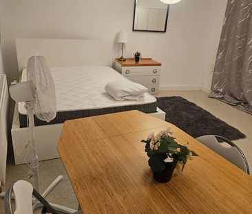 Room in a Shared House, Valentia Road, RG30 - Photo 2