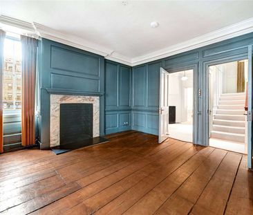 A beautifully restored townhouse offering contemporary living in the heart of Soho. - Photo 1